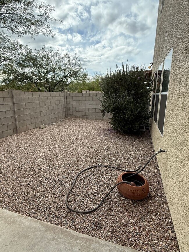 Building Photo - AVAILABLE NOW!  Beautiful 3BD/3BA North West HOME Resort-Style Living Across from Omni Tucson Nat...