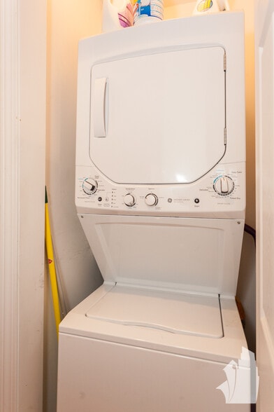 Building Photo - 3750 N Wilton Ave