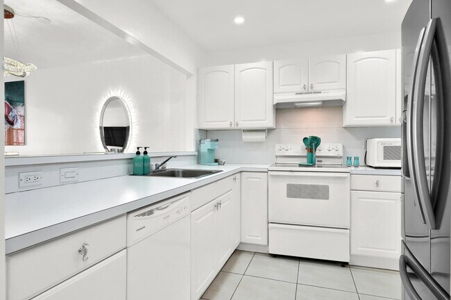 Building Photo - 3725 S Ocean Dr