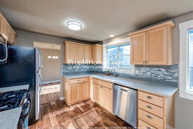Building Photo - Updated Three Bedroom Gem in Oregon City!