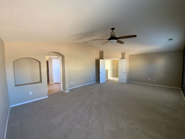 Building Photo - 4 Bedroom Home Available Near Unser Blvd N...