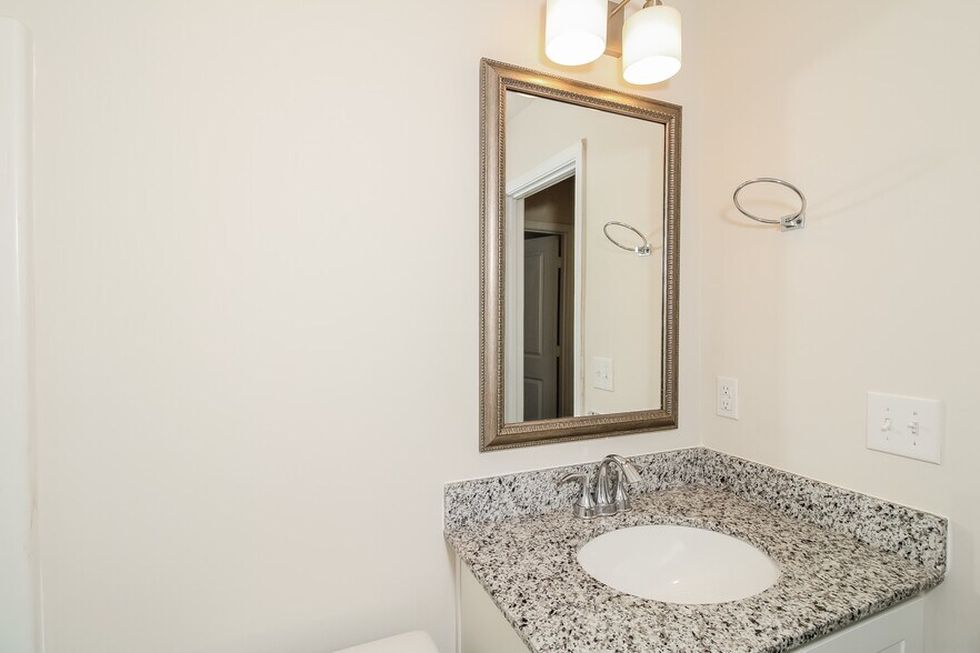 Building Photo - 1907 Bay St