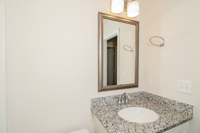 Building Photo - 1907 Bay St