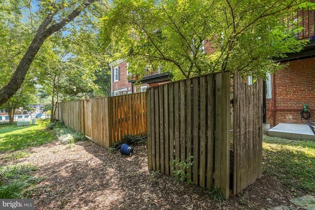 Building Photo - 3028 S Abingdon St