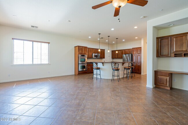 Building Photo - 734 W Juniper Ln