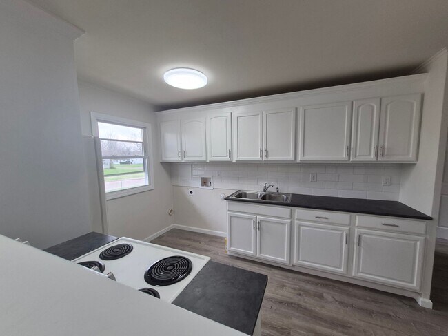 Building Photo - Fully remodeled 3 bedroom home!