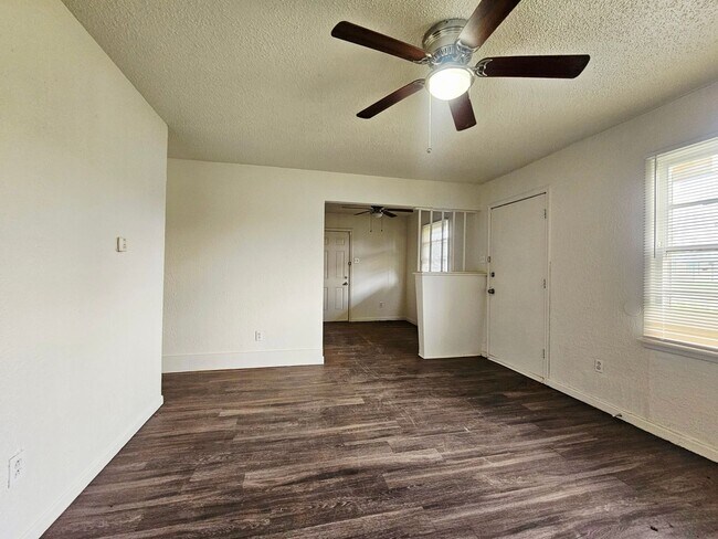 Building Photo - Charming 3 Bedroom Home