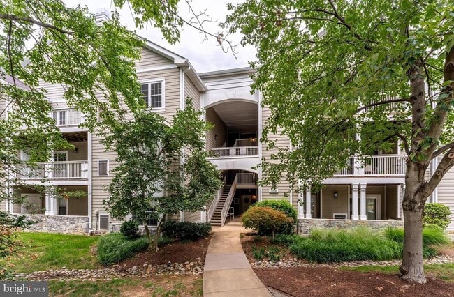 Building Photo - 1700 Lake Shore Crest Dr