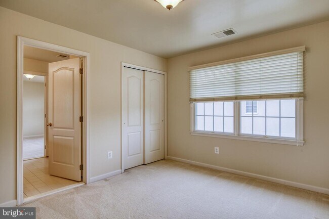 Building Photo - 1001 Meadow Ct