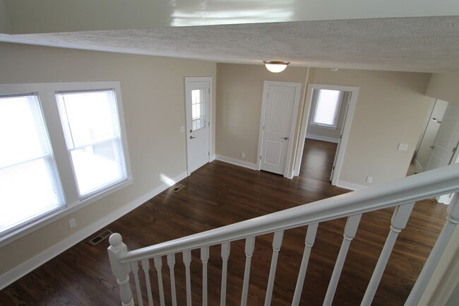 Building Photo - Large 3 bedroom with Open Floor Plan! Close to all the shopping and dining of Aksarben! Close to ...