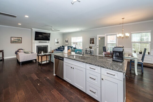 Building Photo - 3 Bedroom 2.5 Bath Single Family Home in F...