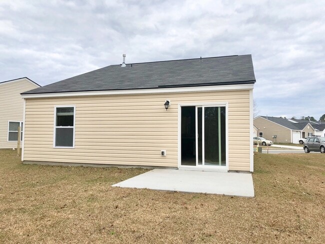 Building Photo - 3 Bedroom 2 Bath House in Lakes of Summerv...