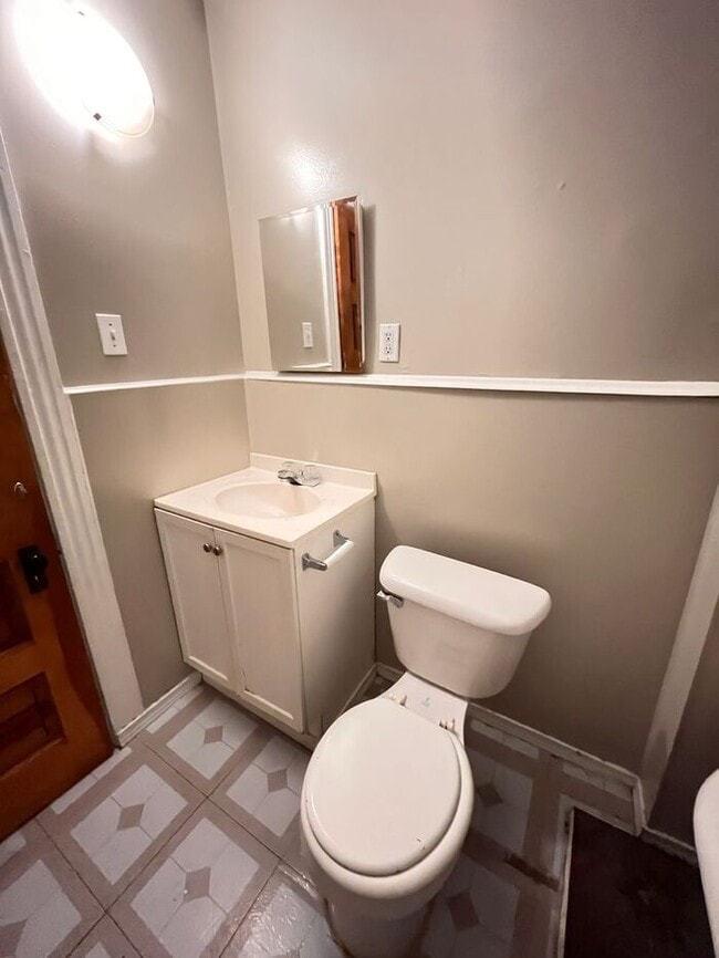 Building Photo - Cozy 2-Bedroom Apartment in a Prime Locati...