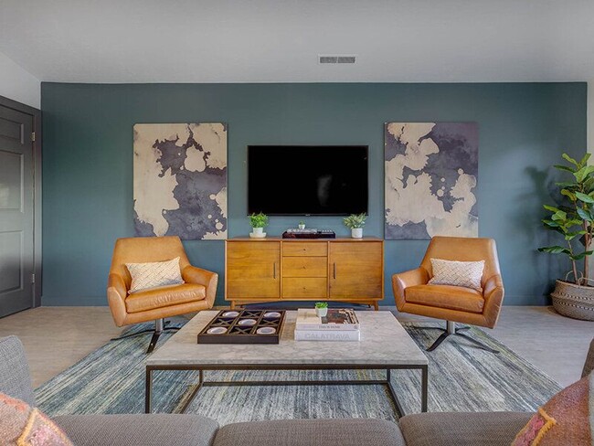 Building Photo - Creekview