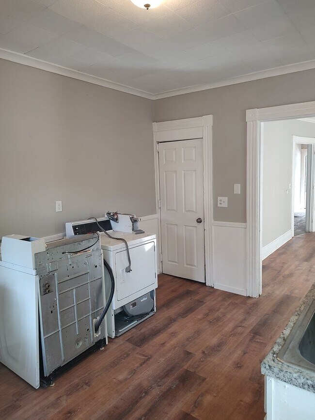 Building Photo - Newly renovated 4 bedroom duplex