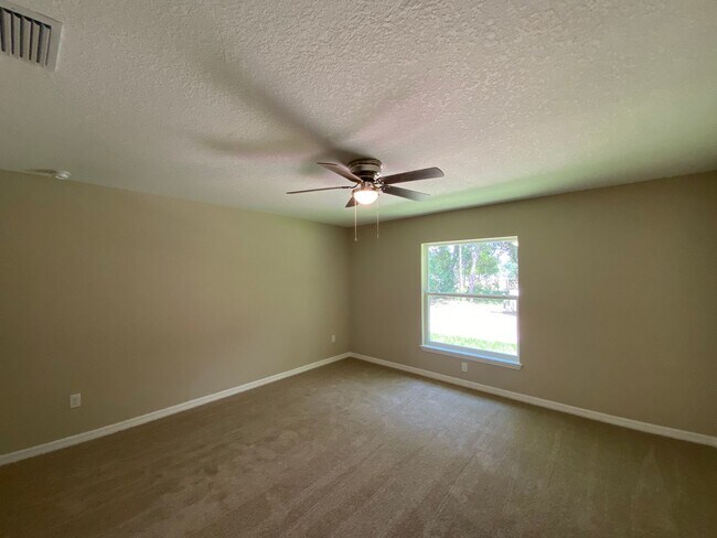 Building Photo - Custom Home - Desirable SE Ocala Neighborh...