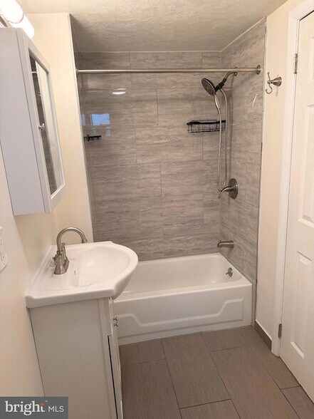 Building Photo - 2049 Snyder Ave