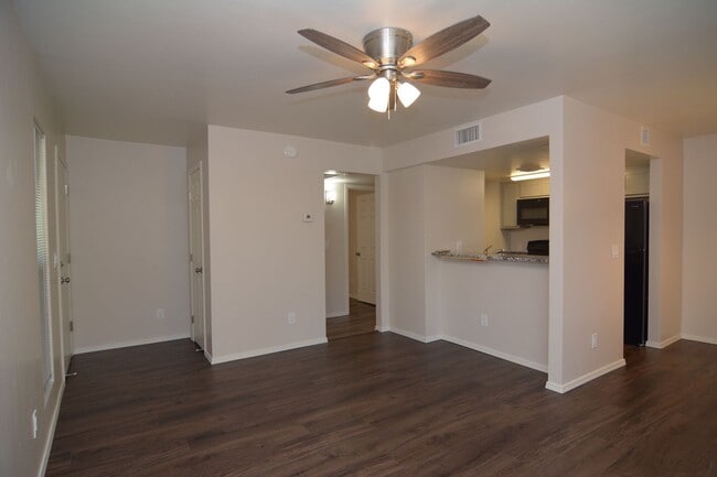 Building Photo - Remodeled 1 Bedroom 1 Bath Condo! Great Central Tucson Location!