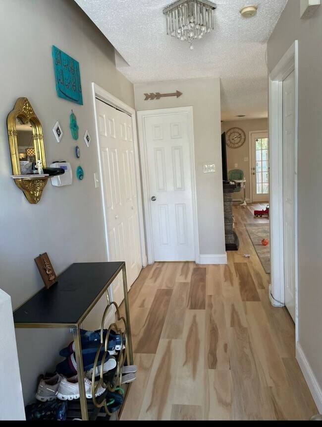 Building Photo - Knoxville 37912 - 4 Month Lease! 2 bedroom...