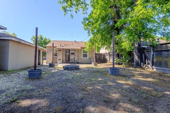 Building Photo - 2137 Raymond Ave