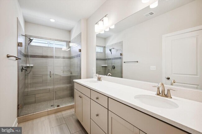 Building Photo - 909 Rockwell Ave