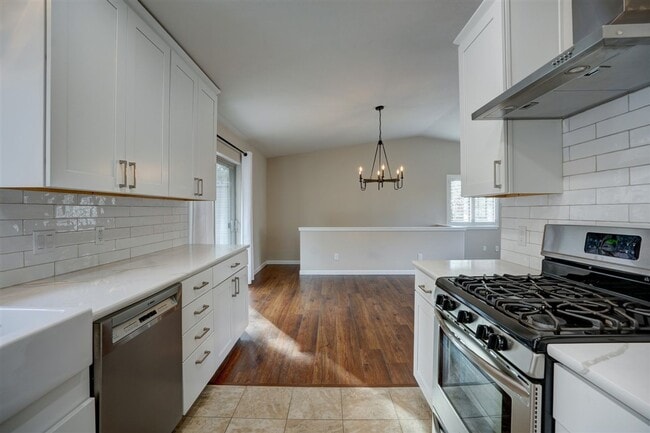 Building Photo - 3 bedroom, 2 bathroom home in Forest Hylands!
