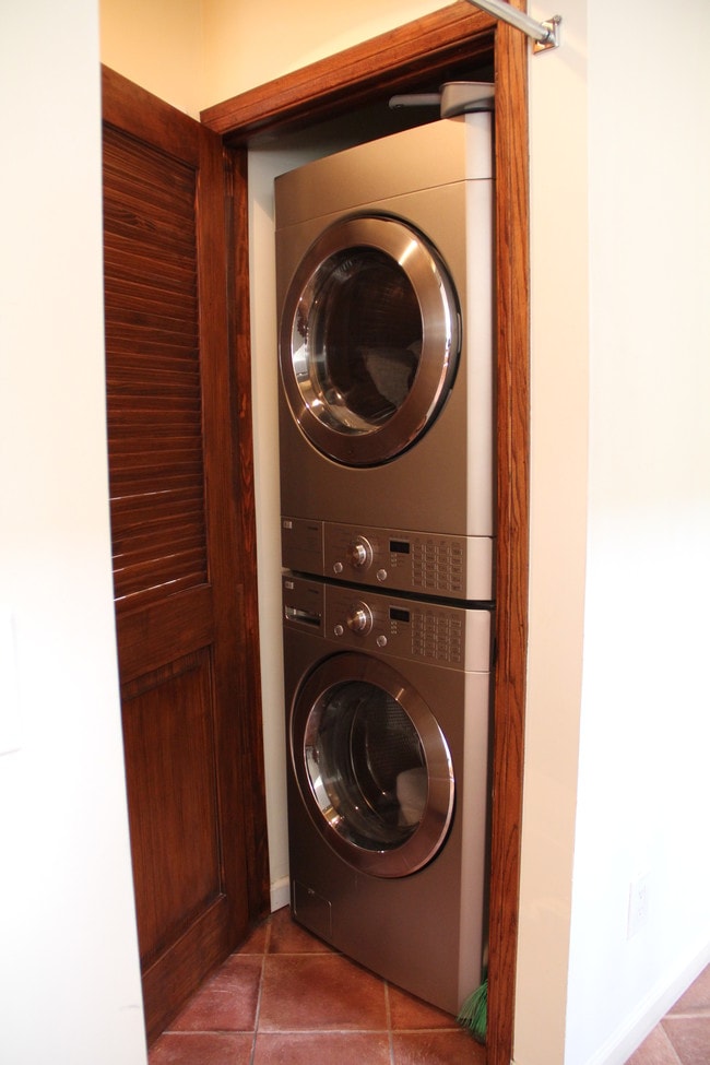 Building Photo - 9042 Phyllis Ave