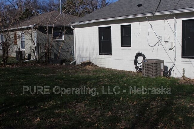 Building Photo - 670 S 69th St