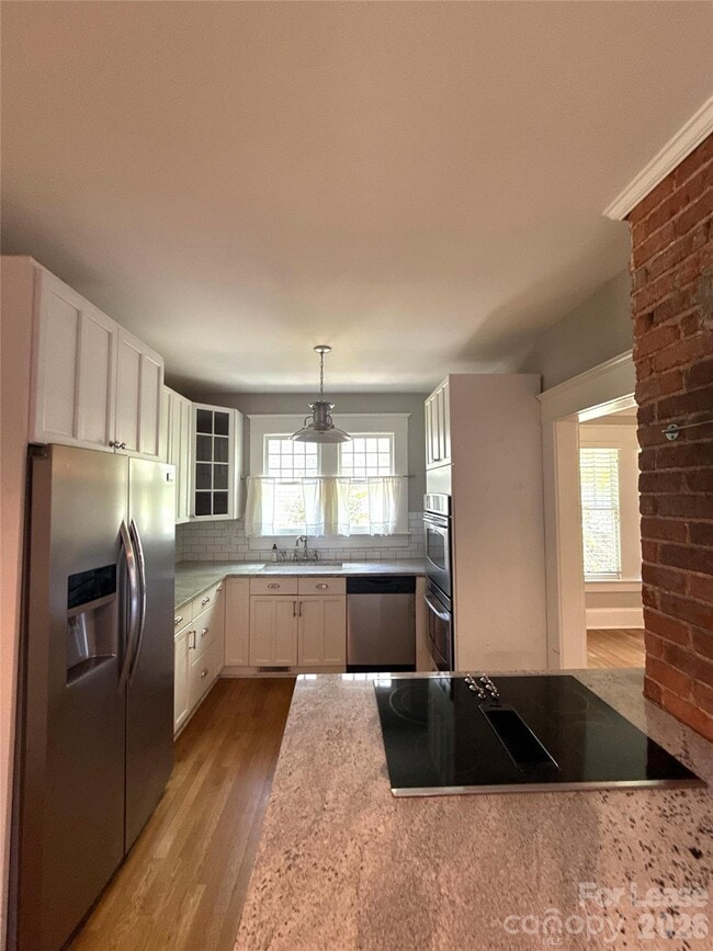 Building Photo - 421 Hawthorne Ln