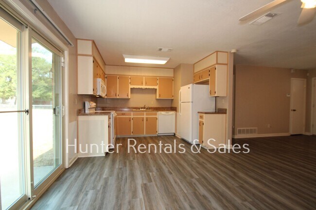 Building Photo - Mountain of Amenities!