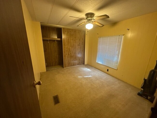 Building Photo - Nice 3 bedroom 2 Bath