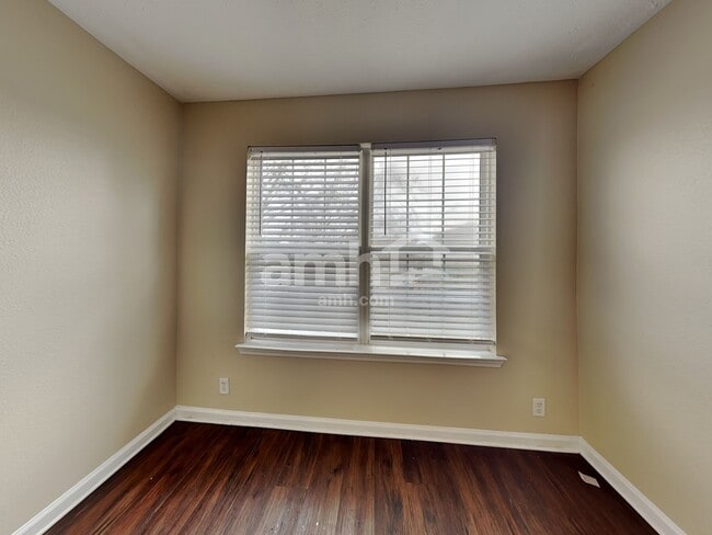 Building Photo - 913 Tom Hailey Blvd