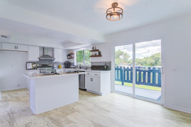 Building Photo - 402 Tresvant Dr