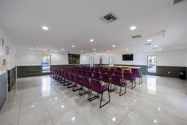 Building Photo - 4164 Inverrary Dr