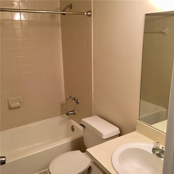 Building Photo - 351 Palm Way