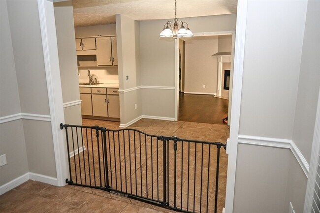 Building Photo - 332 W Pine Dr
