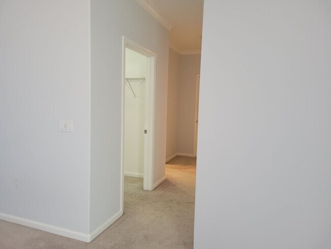 Building Photo - High End Condo on Top floor: High Ceilings...