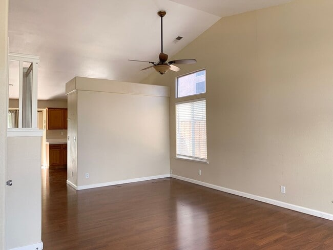 Building Photo - 4 Bedroom Home in Hollister