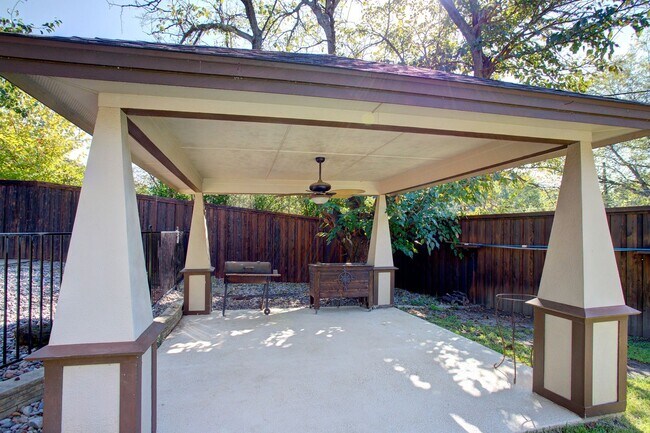 Building Photo - Available August 1st | 4 Bedroom Home with...