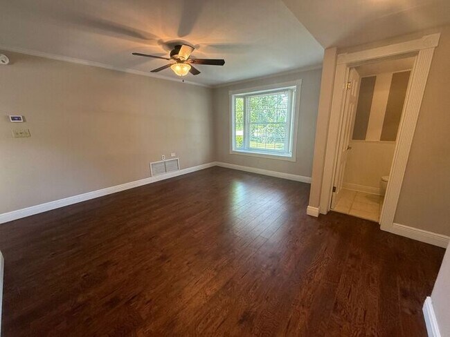 Building Photo - Gulf Breeze - Proper - 5 bedroom, 3.5 bathroom with pool and lawn care included