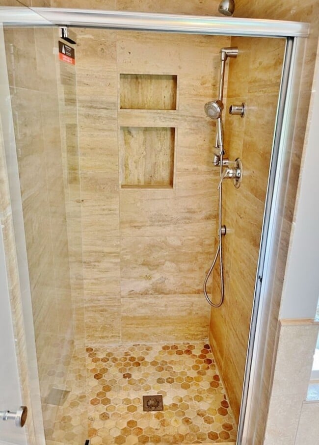 Building Photo - Beautifully updated single family home in ...