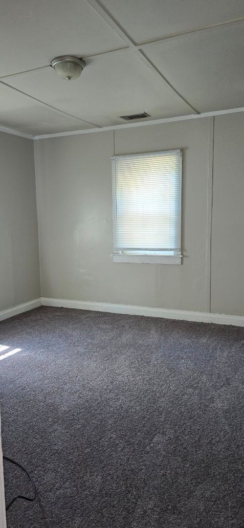 Building Photo - 2 BR/ 1 BA Home