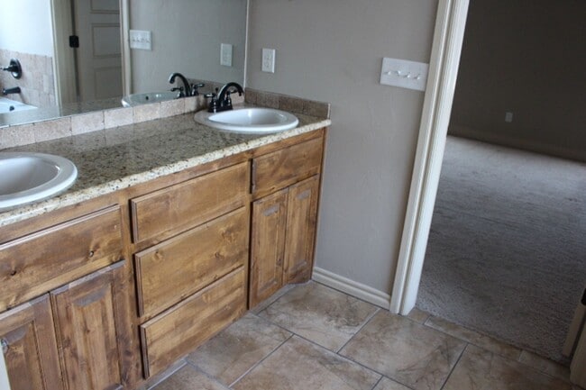 Building Photo - Southwest home, close to hospital, shopping, restaurants and easy access to FT Sill