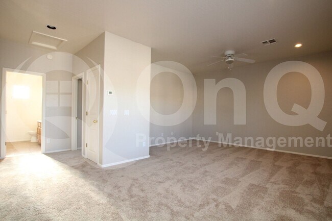 Building Photo - 2039 W Olive Way