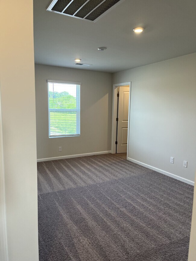 Building Photo - 301 Ellis Ln
