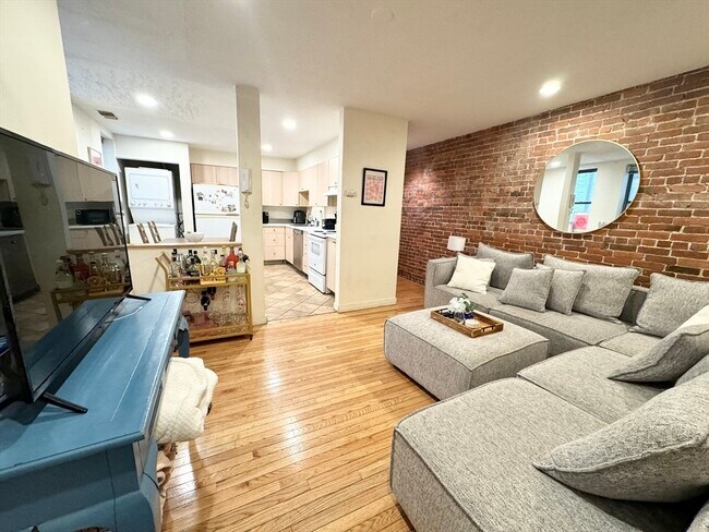 Building Photo - 71 Gainsborough St