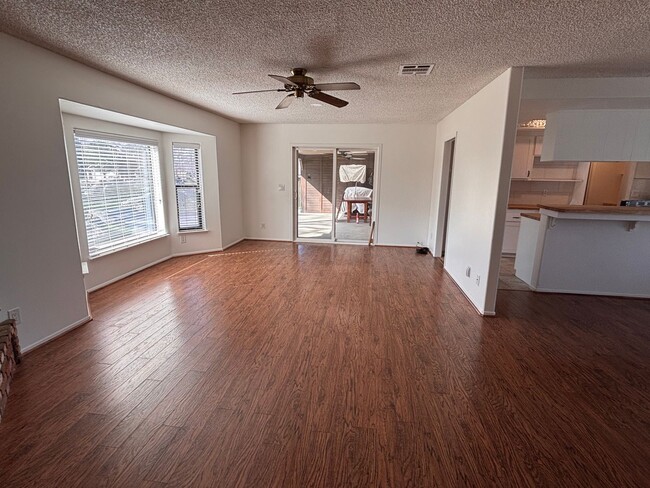 Building Photo - Beautiful Stallion Springs Home With A View!