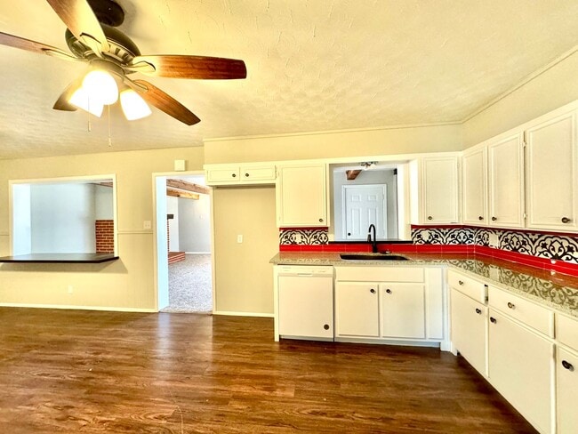 Building Photo - Beautiful Home right next to Hobby Lobby and Remington Park! Self Showing