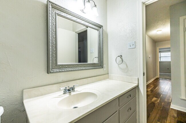 Building Photo - Beautiful 3 bedroom 2 bath