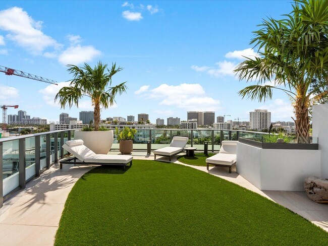 Building Photo - 9901 W Bay Harbor Dr